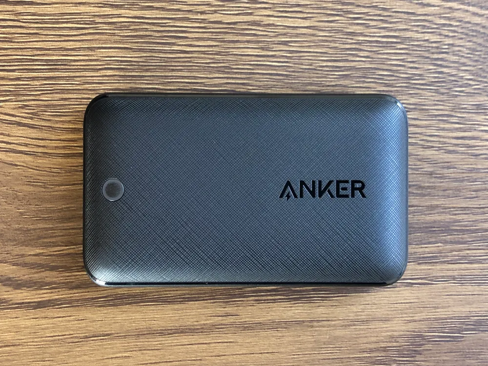 おすすめ急速充電器Anker「PowerPort Atom III Slim」レビュー|新素材「窒素ガリウム」を用いて開発された「PowerPort Atom III Slim」。 見ただけで小ささが伝わってきますね。