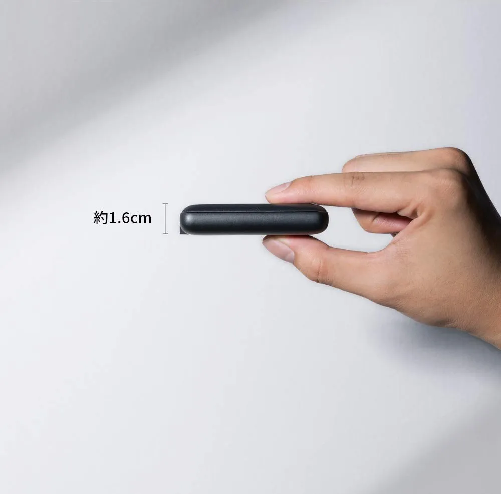 おすすめ急速充電器Anker「PowerPort Atom III Slim」レビュー|「PowerPort Atom III Slim」最大のポイントがその薄さです。 世界最薄わずか16mmの厚さに加えて、77×45mmのサイズ感はもはやフリスクケース。