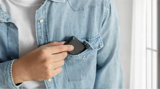 おすすめ急速充電器Anker「PowerPort Atom III Slim」レビュー|プラグも本体収納できる構造なのでカバンやポケットにも収まりが良く、モバイル性は最高です。