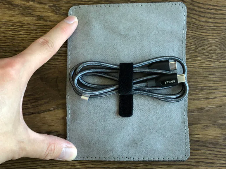 Anker PowerPort Atom PD1レビュー|Anker「PowerLine+ USB-C & USB-C 2.0 ケーブル」付属のケーブル専用ポーチが収納に便利で持ち運びに重宝します。