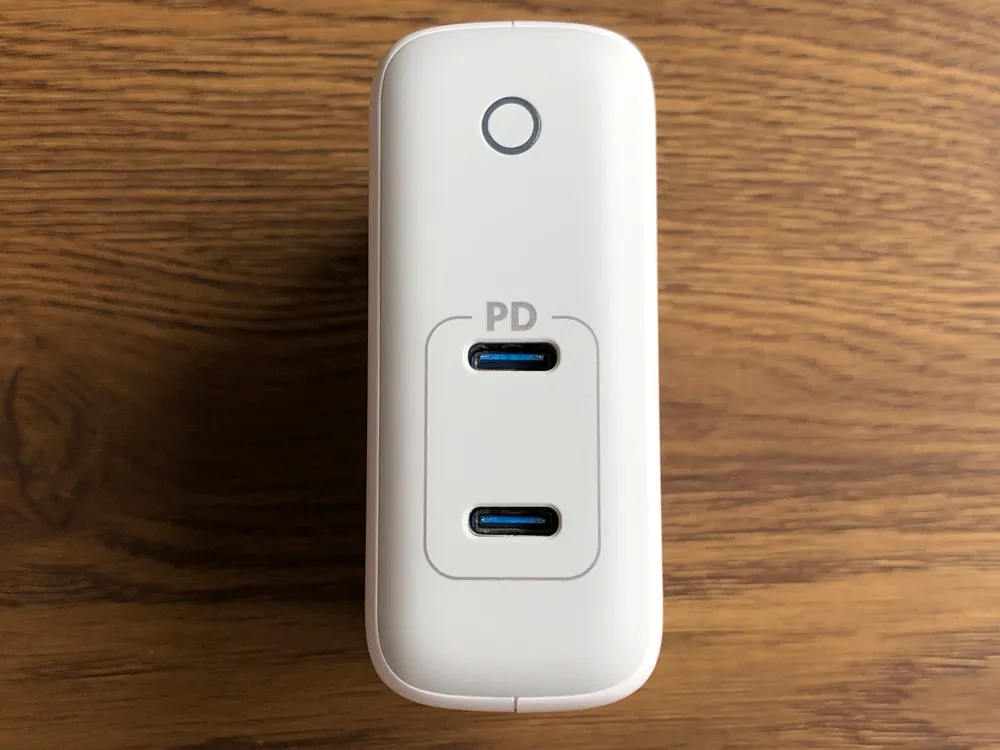 USB PD対応おすすめ小型急速充電器Anker「PowerPort Atom PD2」レビュー|本体側面にUSB-Cポートを2つ備えています。