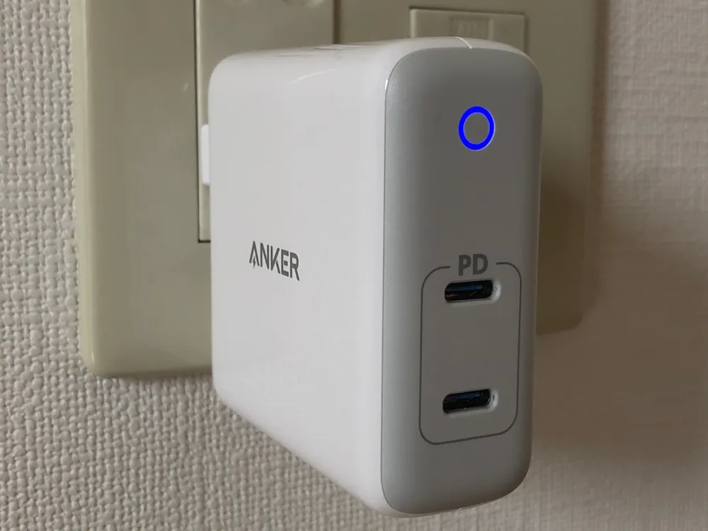 USB PD対応おすすめ小型急速充電器Anker「PowerPort Atom PD2」レビュー|コンセントに差すことでLEDがブルーに光りますよ。