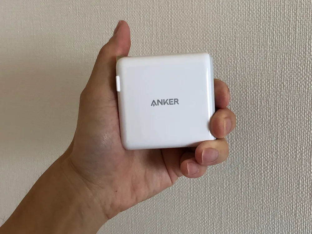 USB PD対応おすすめ小型急速充電器Anker「PowerPort Atom PD2」レビュー|成人男性の手のひらにちょうど収まる大きさ。 このサイズ感でMacBook Proを余裕で充電できてしまうというのは、すごいと思います。