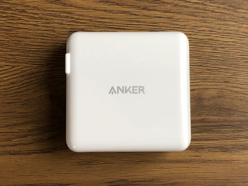 USB PD対応おすすめ小型急速充電器Anker「PowerPort Atom PD2」レビュー|窒素ガリウムを採用したことでパワフル・コンパクトを両立させた「PowerPort Atom PD2」。 相変わらずのミニマルデザイン。