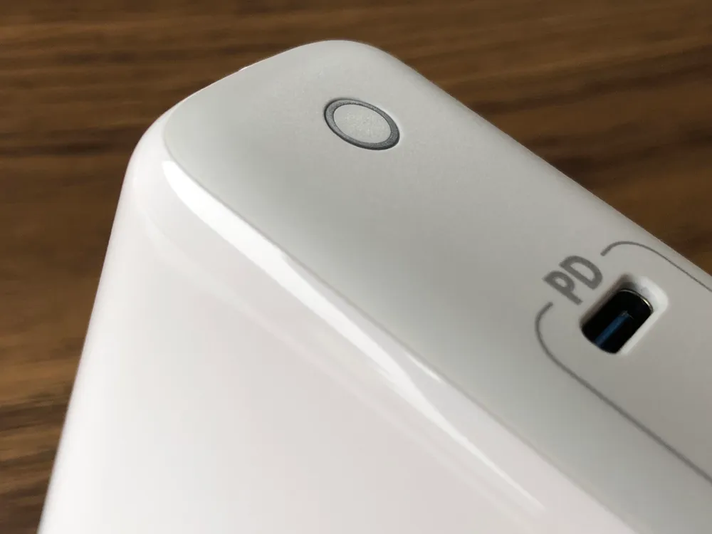 USB PD対応おすすめ小型急速充電器Anker「PowerPort Atom PD2」レビュー|グロス&マットな質感が採用されています。 特にマットな部分の質感が上質ですね。グロス部分との境界も上手くデザインされています。