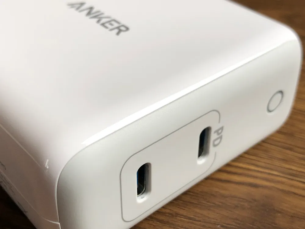 USB PD対応おすすめ小型急速充電器Anker「PowerPort Atom PD2」レビュー|マット部分とグロス部分の境界も見事に溶け込んでいて、上手くデザインされています。