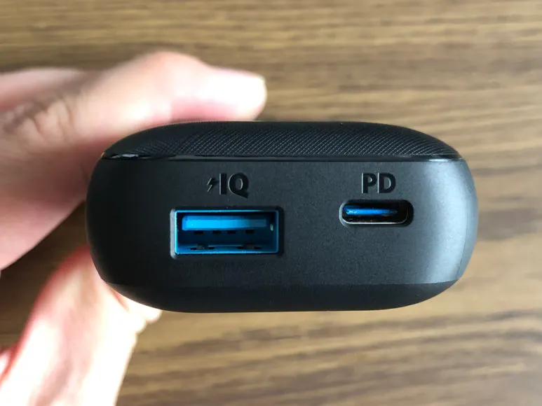 Anker PowerCore 10000 PD Reduxレビュー|本体側面には充電ポートが搭載されています。左がPowerIQ対応USB-Aポート、右がPD対応USB-Cポートになっています。
