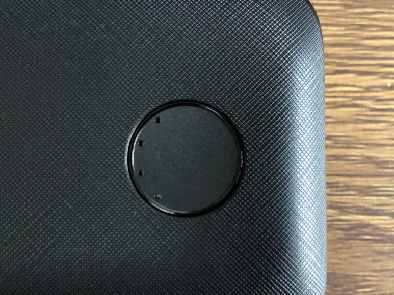 Anker PowerCore 10000 PD Reduxレビュー|本体前面に配されたLEDインジケーターは濃い目のブルーが鮮やか。この画像は無点灯時のものです。