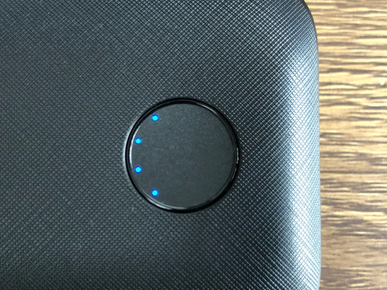 Anker PowerCore 10000 PD Reduxレビュー|本体前面に配されたLEDインジケーターは濃い目のブルーが鮮やか。この画像は点灯時のものです。