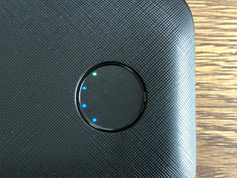 Anker PowerCore 10000 PD Reduxレビュー|「低電流モード」は、LEDインジケーターが内蔵されているボタン部分(