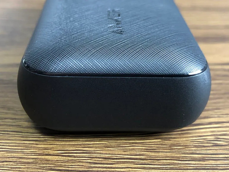 Anker PowerCore 10000 PD Reduxレビュー|細かい部分ですが、握りやすいように角が面取りされているディテールには頭が下がります。