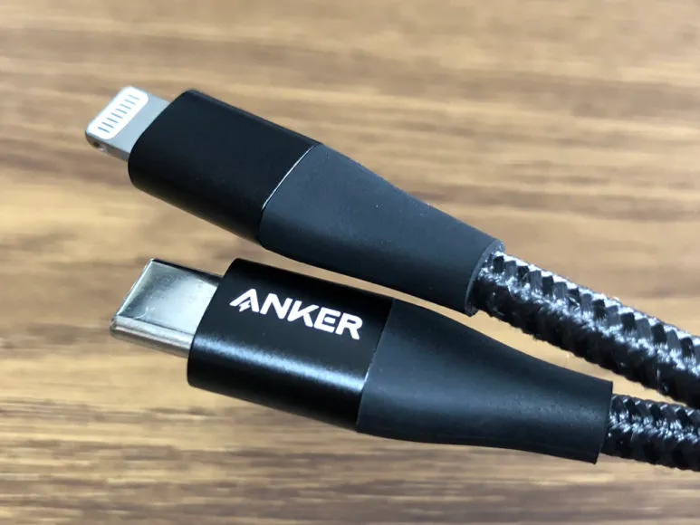 Anker PowerCore 10000 PD Reduxレビュー|iPhoneユーザーの場合、iPhone付属の充電ケーブルを使っても充電そのものはUSB-Aポートで可能ですが、PD対応の急速充電には対応しません。そのため急速充電したい場合は「USB-C & Lightningケーブル」を別途購入しましょう。