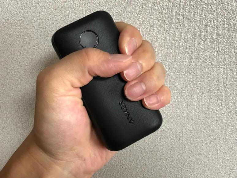 Anker PowerCore 10000 PD Reduxレビュー|さすが世界最小最軽量クラスを謳っていることはあります。 このサイズ感、持ち運びには最適ですよ。ホント小さい。