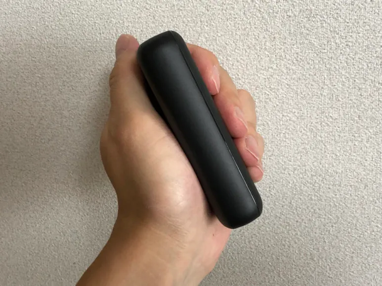 Anker PowerCore 10000 PD Reduxレビュー|さすが世界最小最軽量クラスを謳っていることはあります。 このサイズ感、持ち運びには最適ですよ。ホント小さい。