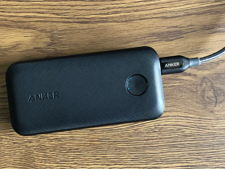 Anker PowerCore 10000 PD Reduxレビュー|最大18Wの電力供給が行えるPD対応USB-Cポートを使えば、iPhoneがわずか30分で約50%のチャージが可能です。