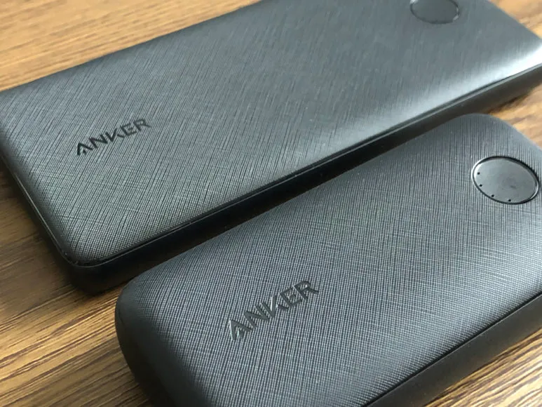 Anker PowerCore 10000 PD Reduxレビュー|表面のメッシュ加工やLEDインジケーター・ボタンまわりなど、見た目は完全に兄弟分のような似通い具合。 デザイン性に違いは見られず、やはりポイントはサイズ感かと。