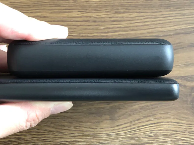 Anker PowerCore 10000 PD Reduxレビュー|本体の薄さ勝負は圧倒的に「PowerCore Slim 10000 PD」の方に分がありますね、一目で分かるレベル。
