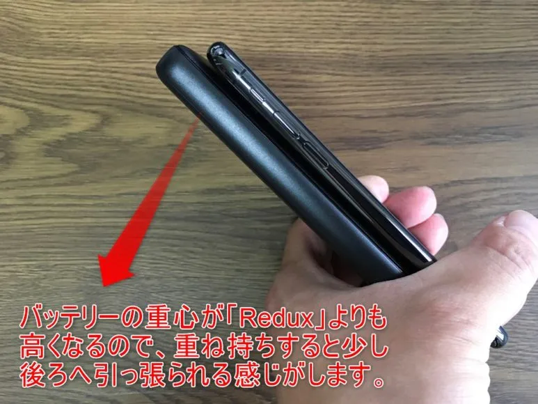Anker PowerCore 10000 PD Reduxレビュー|ボディが長い分、「PowerCore Slim 10000 PD」は上の方に重心が寄るのでちょっと前方(スマホ上部の方向)に持って行かれる印象は受けました。