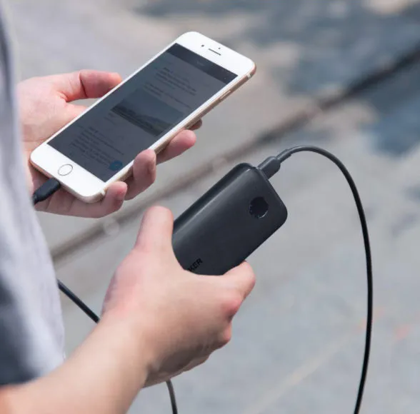 Anker PowerCore 10000 PD Reduxレビュー|PD対応の10000mAhクラスとしては世界最軽量を誇る小型軽量さが最大の魅力でしょう。
