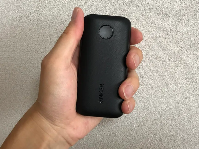 Anker PowerCore 10000 PD Reduxレビュー|ラバー素材には及びませんが、このメッシュ加工がちょっとした滑り止め効果を発揮しています。 この加工があるのと無いのとではグリップ感が違います。