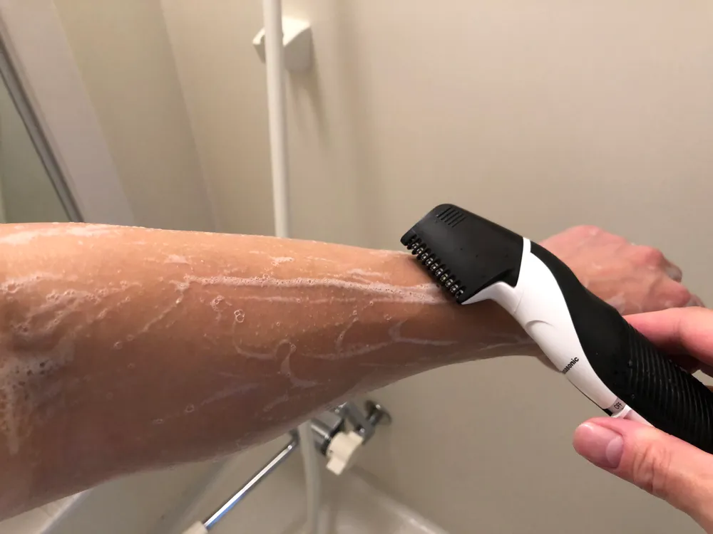 男のムダ毛処理におすすめのボディトリマーER-GK60レビュー|ボディソープで全身を洗ったあとに気になる部分をササッと刈り込む。使い終わったらその場で軽くすすいで洗浄すればお手入れ完了・手間要らず。