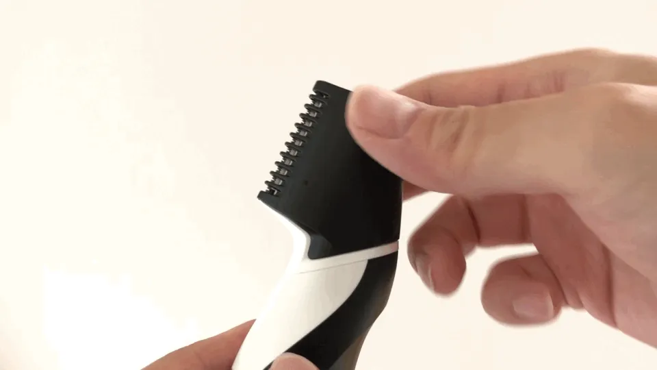男のムダ毛処理におすすめのボディトリマーER-GK60レビュー|上に真っすぐ上げて取り外し、上から下に真っすぐ被せてセットするだけ。