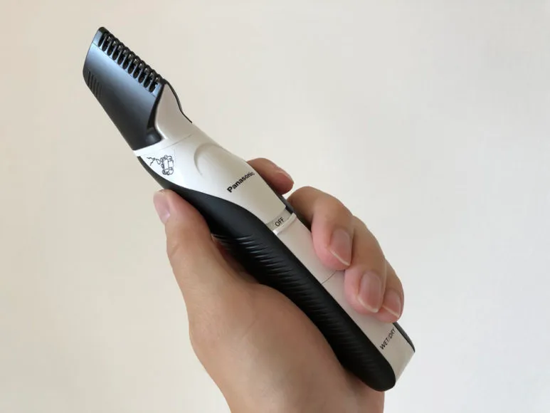 男のムダ毛処理におすすめのボディトリマーER-GK60レビュー|手に馴染むサイズ感。重量も適度な軽さでちょうどいいです。