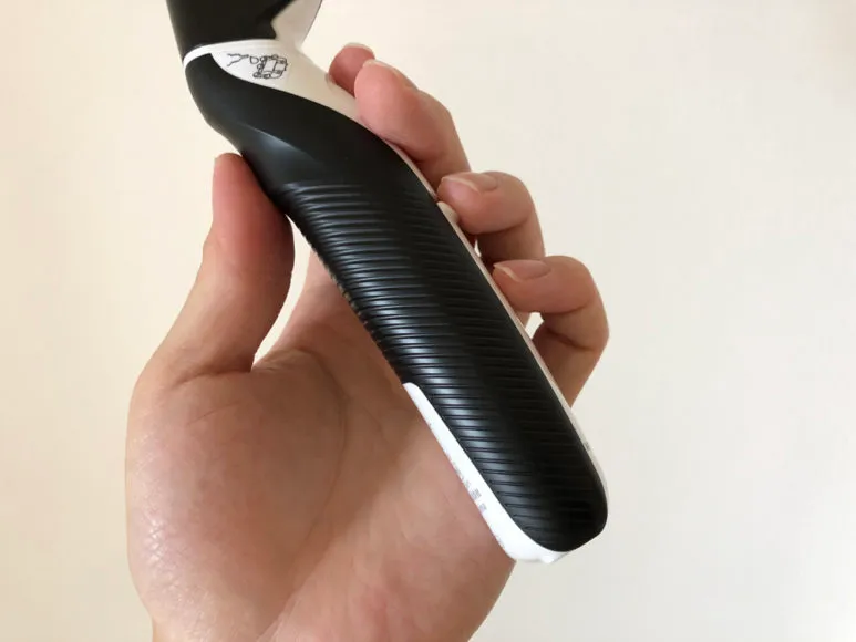 男のムダ毛処理におすすめのボディトリマーER-GK60レビュー|持ち手部分に施された溝加工は、グリップ感を高める工夫のようです。