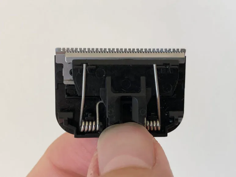 男のムダ毛処理におすすめのボディトリマーER-GK60レビュー|刃をよく見てみると確かにワイド&ラウンドな形状をしています。 この形状が安全性や肌当たりの良さに貢献しているわけですね。