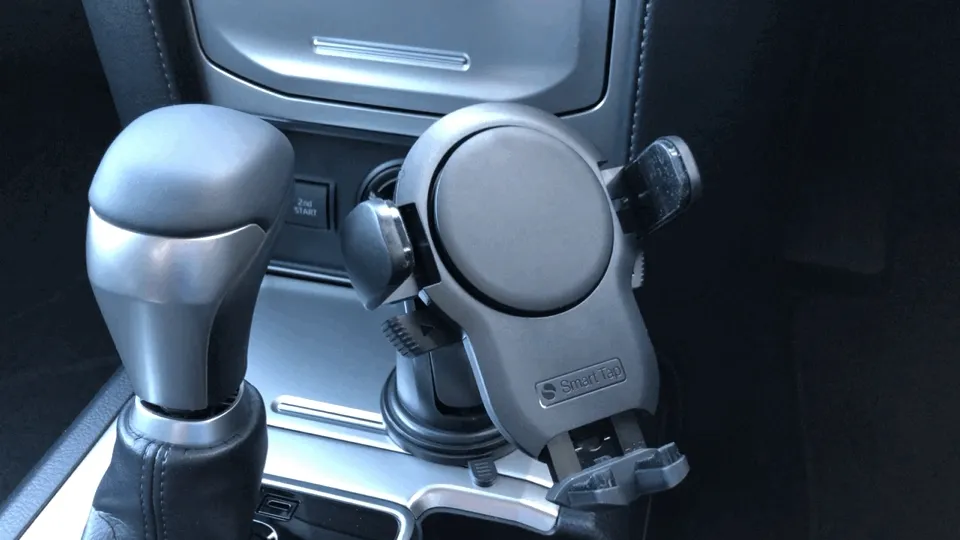 おすすめ車載スマホホルダーまとめ|設置するときはスマホを軽く設置面に向かって押してやるだけでホールド。取り上げるときは左右に飛び出たリリースボタンを二本の指でグッと内側に押し込んでやるだけでリリース。