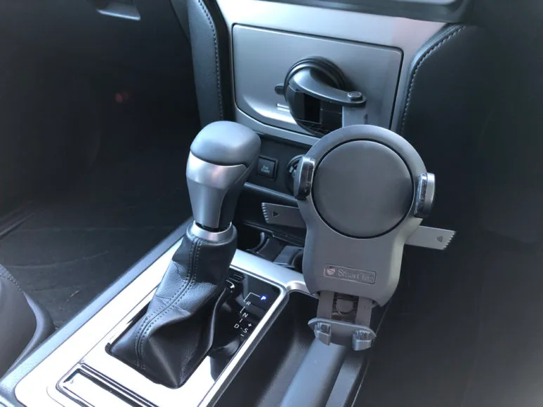 おすすめ車載スマホホルダー・スマートタップ「EasyOneTouch4 wireless」|超強力な吸着力が備わっているので多少湾曲した面でも設置することができます。かなり広い範囲から設置場所を選べますね。