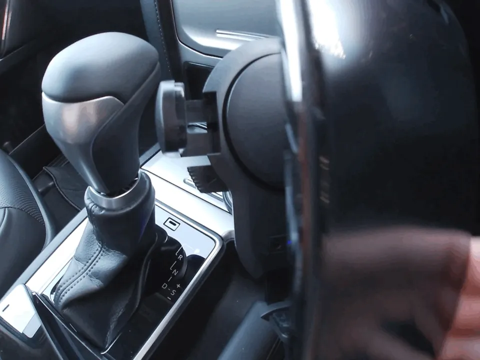 おすすめ車載スマホホルダー・スマートタップ「EasyOneTouch4 wireless」|ワイヤレス充電をする様子。