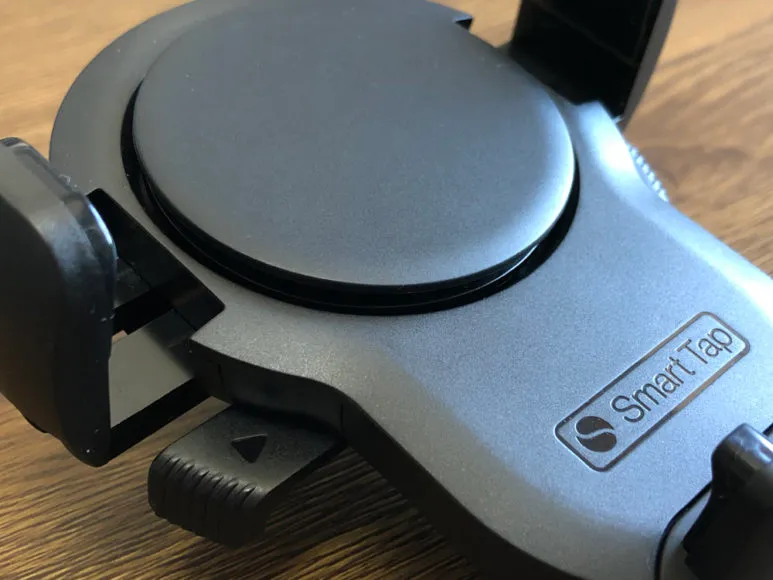 おすすめ車載スマホホルダー・スマートタップ「EasyOneTouch4 wireless」|全体的にマットな質感のボディ。アールが利いたデザインが特徴的です。