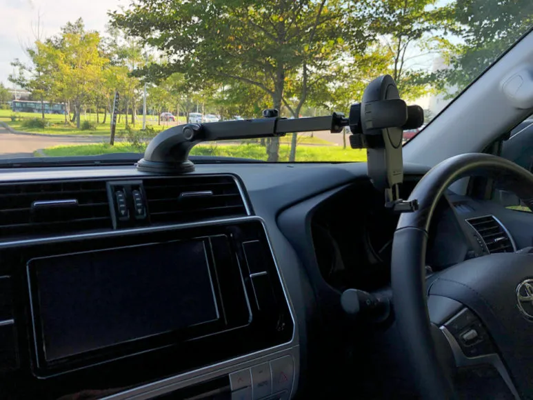 おすすめ車載スマホホルダー・スマートタップ「EasyOneTouch4 wireless」|あんまり吸着力がすごいので、こんなに遠くにまでアームを伸ばすことができます。
