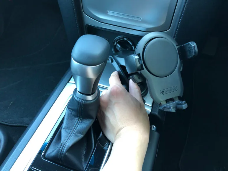 おすすめ車載スマホホルダー・スマートタップ「EasyOneTouch4 wireless」|次に吸盤の保護シールを貼った状態で吸着させる位置を決めましょう。