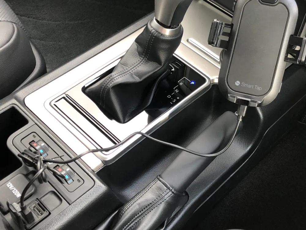 おすすめ車載スマホホルダー・スマートタップ「EasyOneTouch4 wireless」|まずはセンターコンソールにホルダーを設置、電源をUSBポートから取りました。