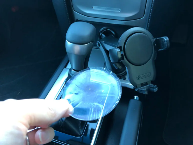 おすすめ車載スマホホルダー・スマートタップ「EasyOneTouch4 wireless」|設置位置が決まったら保護シールを剥がして、吸着させる位置に吸盤を貼り付けます。