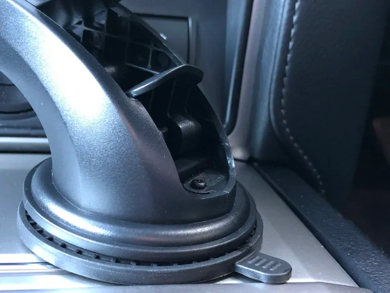 おすすめ車載スマホホルダー・スマートタップ「EasyOneTouch4 wireless」|そして吸盤部分に搭載されたロックレバーを押し下げて、ガッチリ固定させます(ロックレバーを押し込む前)。