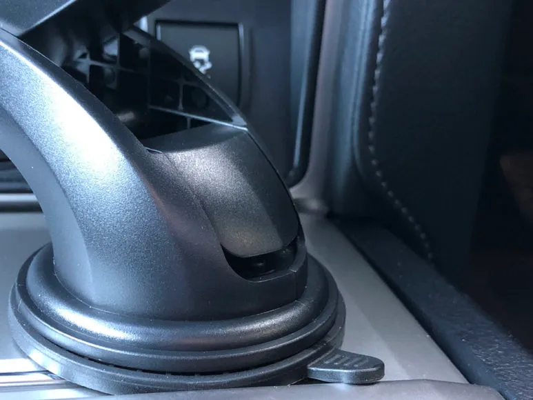 おすすめ車載スマホホルダー・スマートタップ「EasyOneTouch4 wireless」|そして吸盤部分に搭載されたロックレバーを押し下げて、ガッチリ固定させます(ロックレバーを押し込み後)。