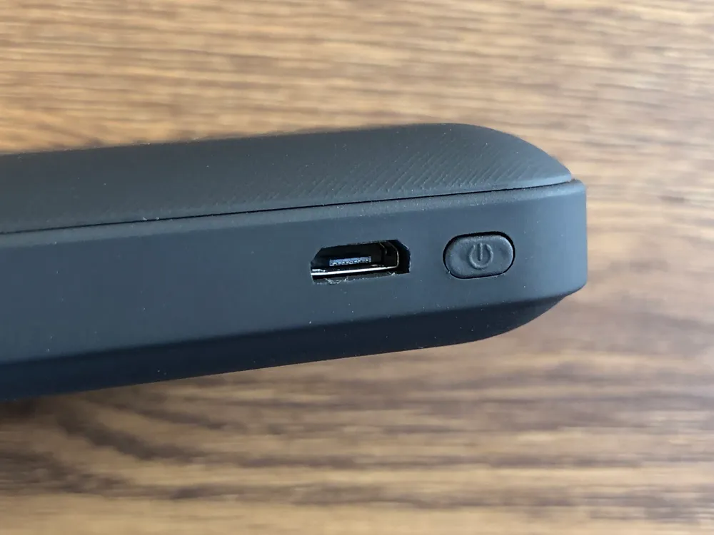 おすすめモバイルバッテリーTSUNEO「Power Bank 8K」レビュー|バッテリー本体を充電する際に使用するmicro USBポートは電源スイッチの横にあります。