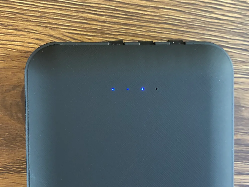 おすすめモバイルバッテリーTSUNEO「Power Bank 8K」レビュー|本体前面に配された4点LEDインジケーターは、濃いブルーに光ってバッテリー残量を知らせてくれます。