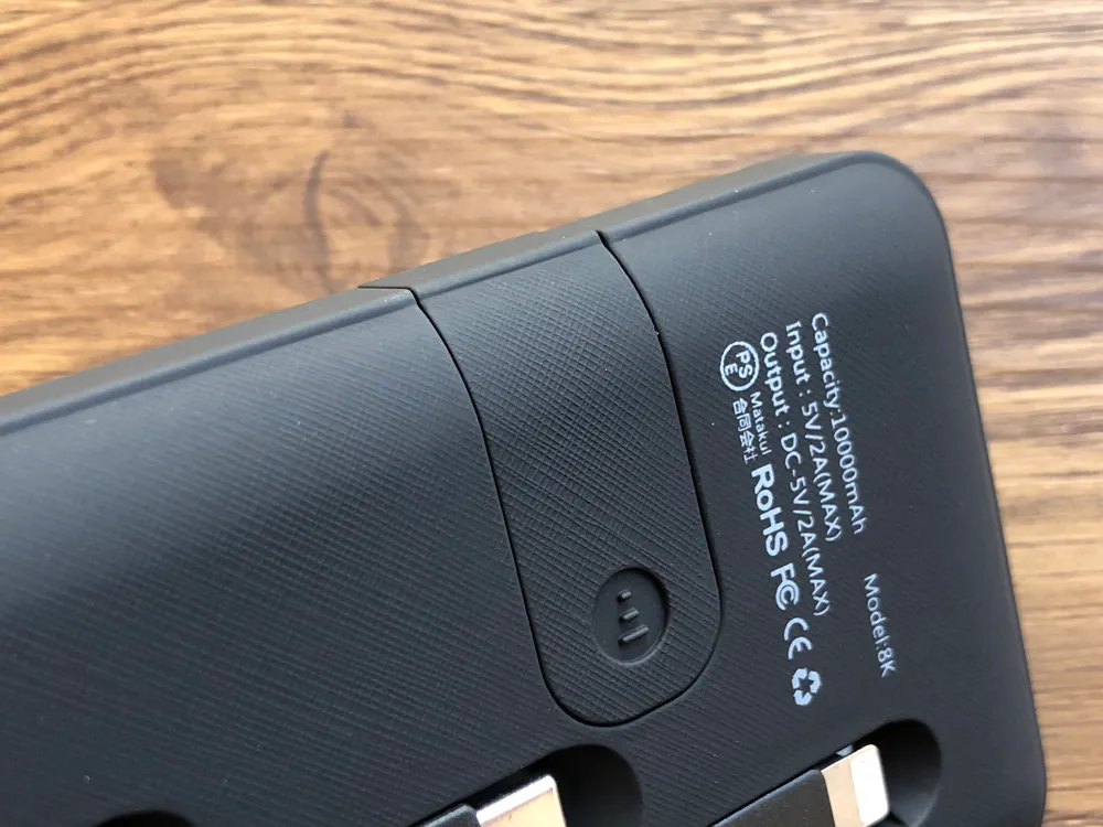 おすすめモバイルバッテリーTSUNEO「Power Bank 8K」レビュー|内蔵のスマホスタンドは背面に配されています。