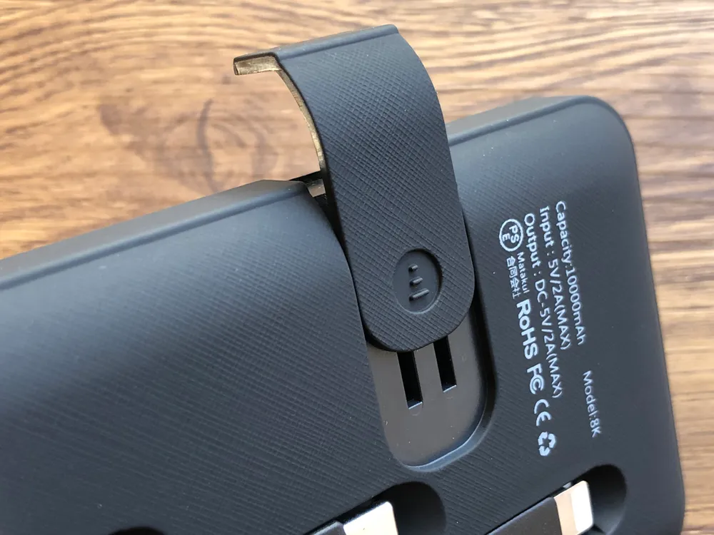 おすすめモバイルバッテリーTSUNEO「Power Bank 8K」レビュー|内蔵のスマホスタンドは背面に配されています。