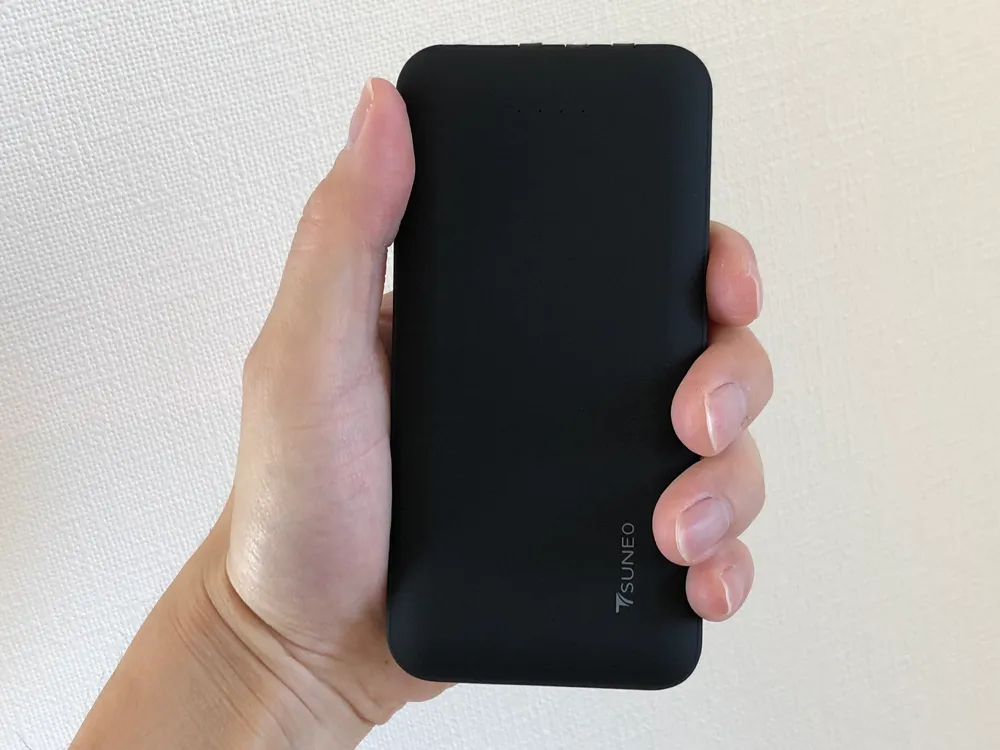 おすすめモバイルバッテリーTSUNEO「Power Bank 8K」レビュー|全面が滑りにくくはなっていますが、特に前面と背面は摩擦係数の高いラバー加工が施されています。