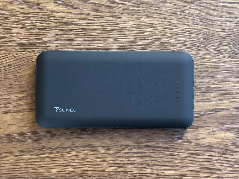 おすすめモバイルバッテリーTSUNEO「Power Bank 8K」レビュー|ラバー素材で覆われているのでグリップ感がしっかり感じられます。