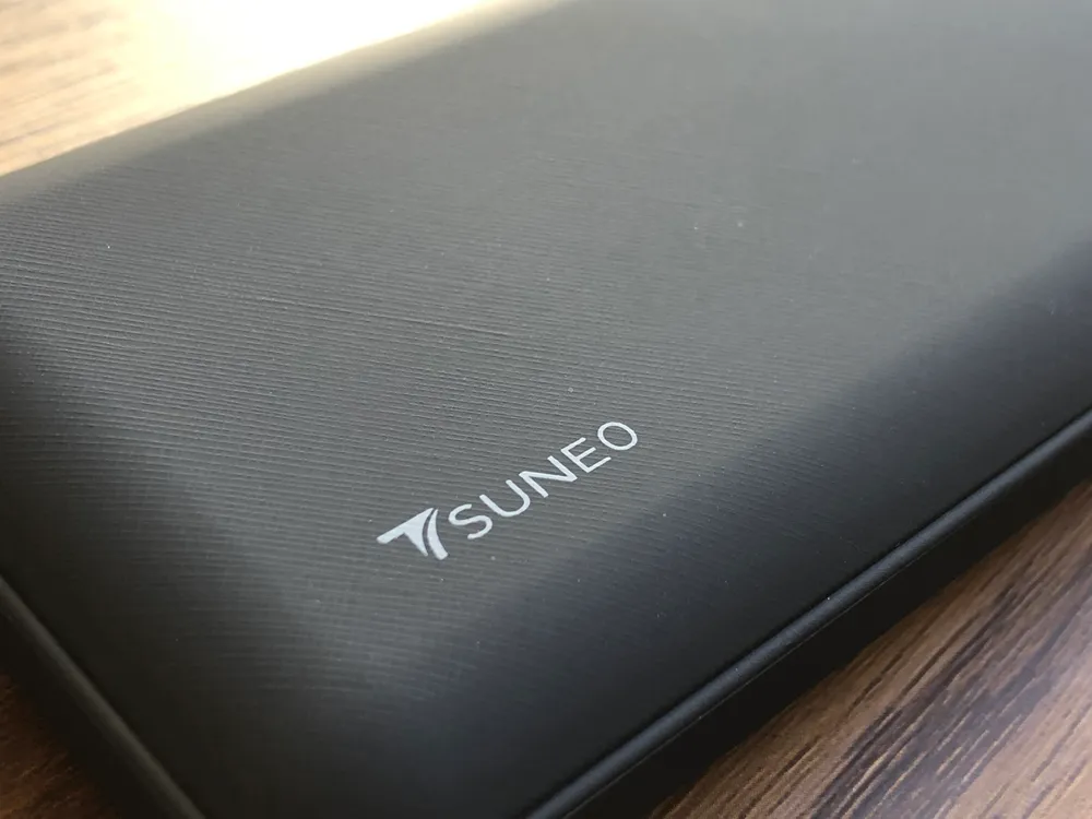 おすすめモバイルバッテリーTSUNEO「Power Bank 8K」レビュー|Anker製モバイルバッテリーのような上質さはありませんが、滑りにくさを考慮された表面加工が施されているので実用面で劣っている印象は受けません。
