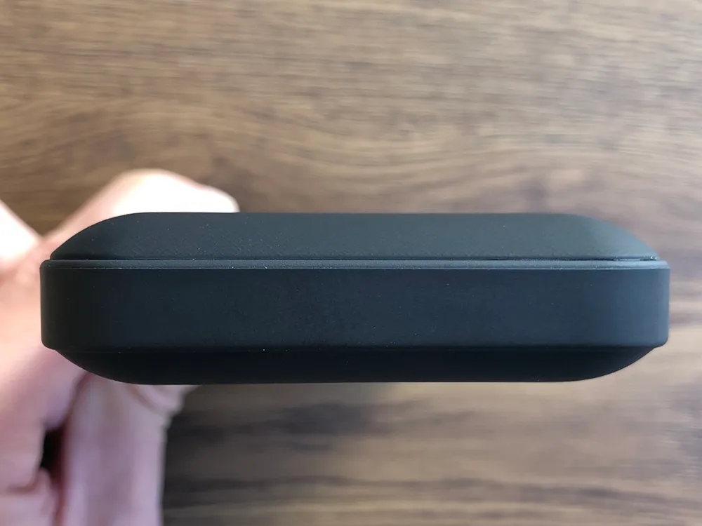 おすすめモバイルバッテリーTSUNEO「Power Bank 8K」レビュー|バッテリー本体の角も丸みを帯びたデザインになっていて、持ちやすさに配慮されている点は素晴らしいですね。