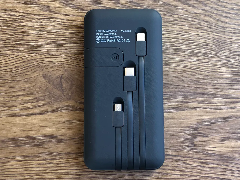 おすすめモバイルバッテリーTSUNEO「Power Bank 8K」レビュー|バッテリー本体の背部はこのような感じになっています。 前面と同じくラバー加工が施されていますよ。