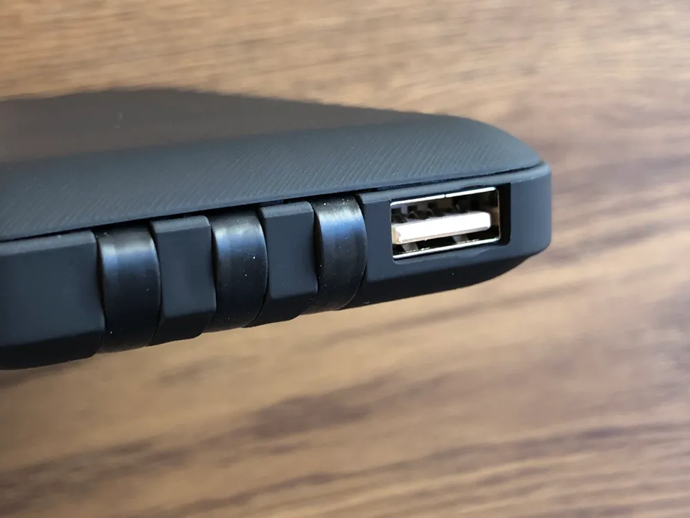 おすすめモバイルバッテリーTSUNEO「Power Bank 8K」レビュー|充電ケーブルが配されたそばにはUSB-Aポートも搭載されていますよ。
