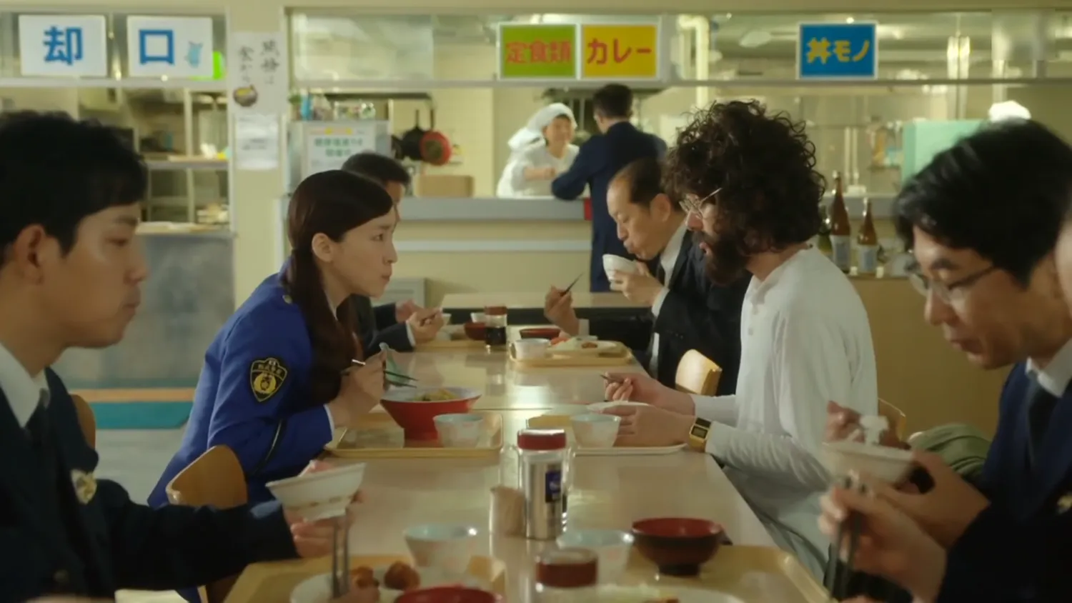 【時効警察はじめました】2019年「時効警察復活SP」ネタバレ感想｜オダギリ・麻生など懐かしのキャストで復活する続編ドラマ【U-NEXTで動画全話無料配信】｜いつもの如く、食堂で時効事件の概要に触れる霧山